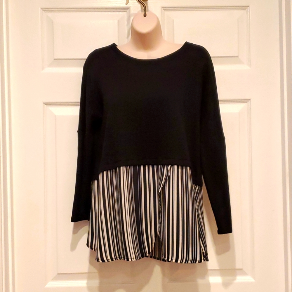 Two tops in one! Comfy USA black top